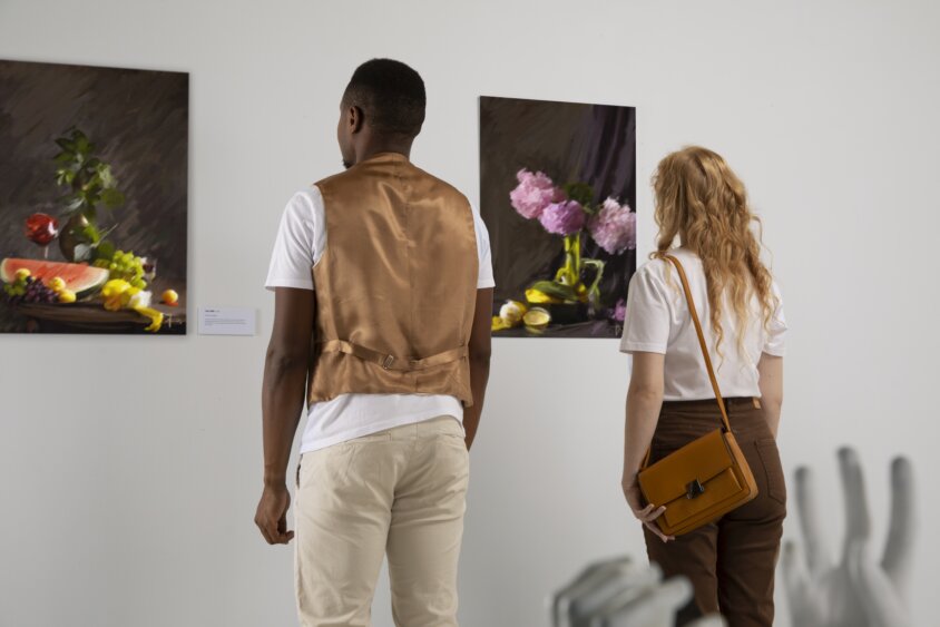 photo designed by Freepik_side-view-people-looking-paintings photo designed by Freepik_side-view-people-looking-paintings